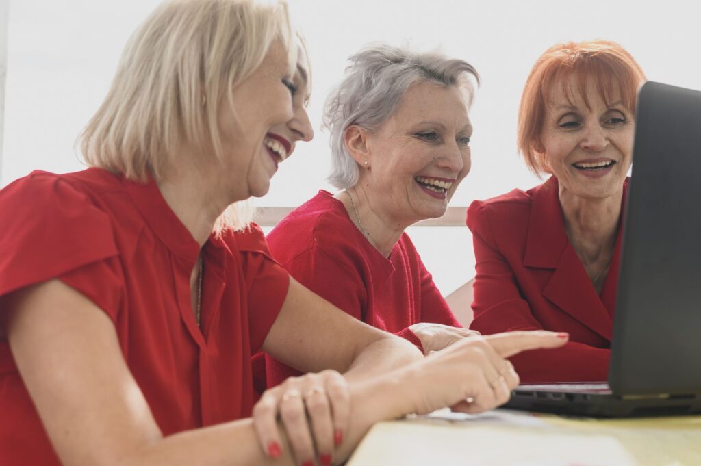 seniors découvrant les options de services en béguinage